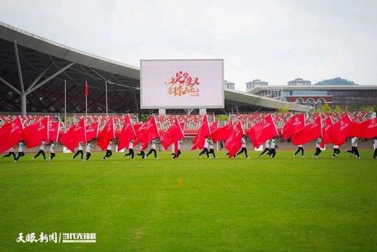 年夜陆女子小倩（吴倩莲 饰）为了把弟弟从牢狱中搭救出来，远赴喷鼻港筹办卖身筹钱，不意却卷进黑社会年夜哥被杀一案，小倩从事发现场卷款逃脱，黑社会内的真正凶手对小倩下达了追杀令。寒不择衣的小倩将老警察彪叔（关海山 饰）打伤，逃到了赛车场，摩托车手阿富（郭富城 饰）助小倩离开险境，又将其收容在家中。阿富本是大族令郎，因酷好赛车造成母亲车祸身亡，致使他和父亲（秦沛 饰）的关系冷淡，独安闲破败楼层中栖身，每晚在赛场上挥洒孤傲的芳华。在警局蒙受冷笑的彪叔为了挽回同侪尊敬，出力寻觅小倩的着落，同时黑社会方面也垂垂迫近了阿